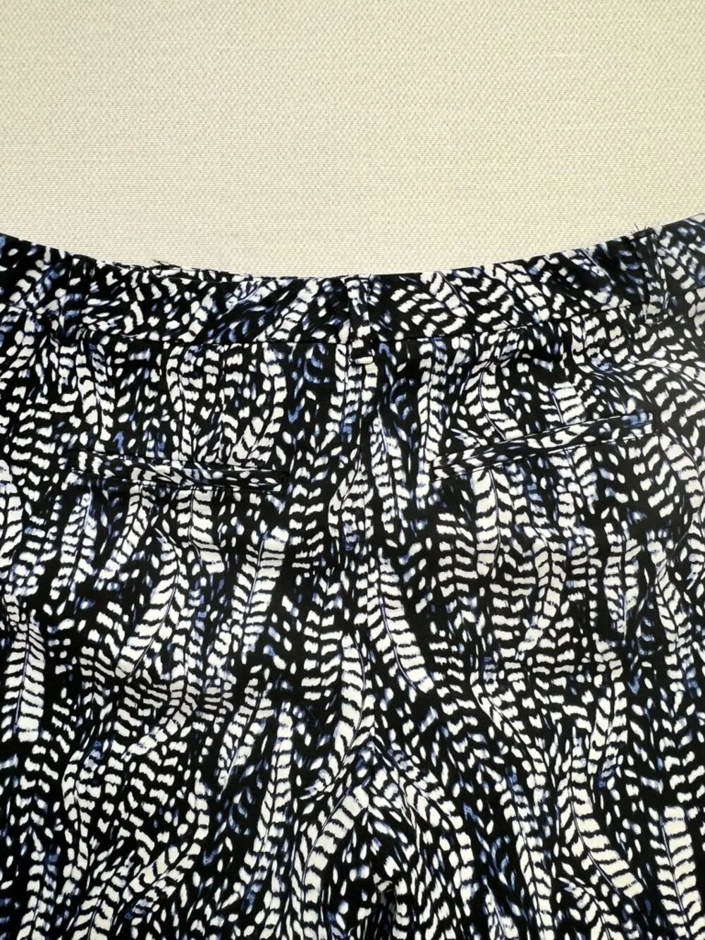 White House Black Market Womens Chino Shorts Flat Front Sz 4 Multi Feather Print